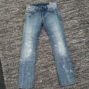 Made in italy diesel jeans  - Snygga blå jeans från Diesel i modellen Safado. De har en klassisk straight fit och är tillverkade i denim med en lätt tvättad look.  Riktig bra kvalitet 