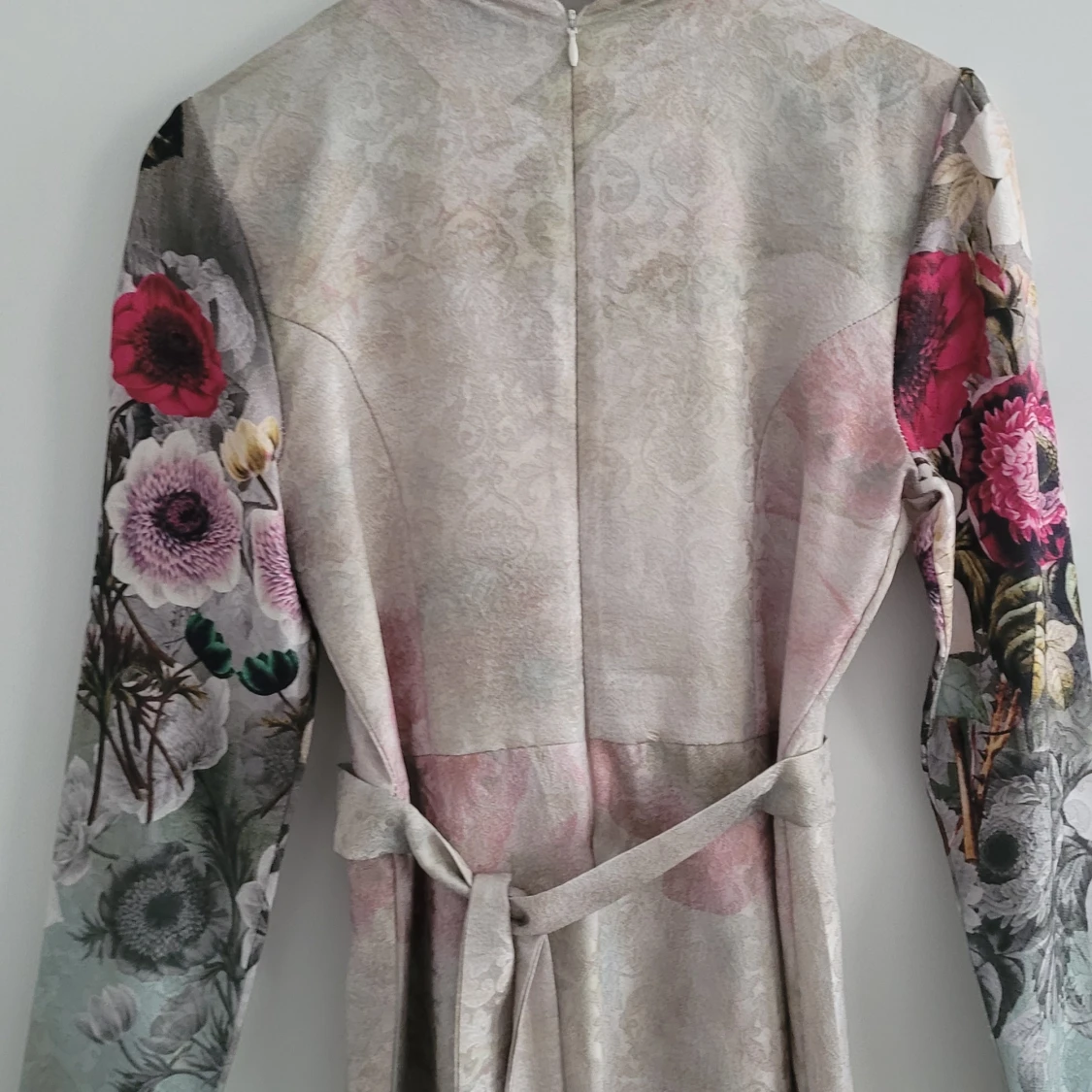 Blommig långklänning med bälte - 2