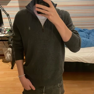 Kashmir halfzip från Ralph Lauren - Säljer en stilren grå tröja från Polo Ralph Lauren med dragkedja vid halsen nypris 2200kr. Tröjan har långa ärmar och en liten broderad logotyp på bröstet. Storlek S passar mig som är 170. Tröjan är i skick 9/10 nästan helt ny, ett pyttelitet hål i vänstra armen långt ner men inget som syns. Kontakta gärna vid funderingar. Pris är inte hugget i sten mitt pris 799kr.