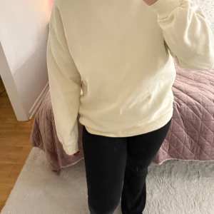 Beige/gul sweatshirt från Ginatricot - Säljer en stilren beige sweatshirt från Ginatricot. Tröjan har långa ärmar och en bekväm passform, perfekt för en avslappnad look. Den är en del av deras 'basically basics' kollektion.