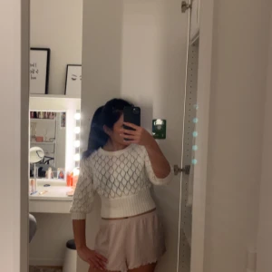 Vit stickad tröja med diamantmönster - Helt oanvänd tröja strl xs/s. Säljer en snygg vit stickad tröja från Bikbok  med ett elegant diamantmönster. Tröjan har långa ärmar och en croppad passform som ger en modern look. Perfekt för att lägga till en stilren touch till din outfit. Pris kan diskuteras vid snabb affär 