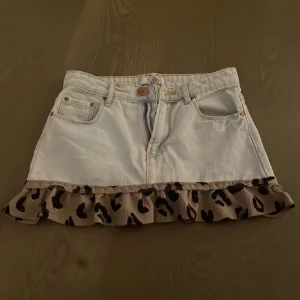 Jeanskjol med leopardvolang❤️ - lågmidjad jeanskjol med leopard. Köpte den från plick förra året men säljer då den inte passar mig längre.Tjejen hade själv sytt volangerna syns lite trådar men inget man tänker på😁SUPERSNYGG❤️ midjemått 34 cm rakt över Längd 30 cm. Använd gärna köp nu❤️