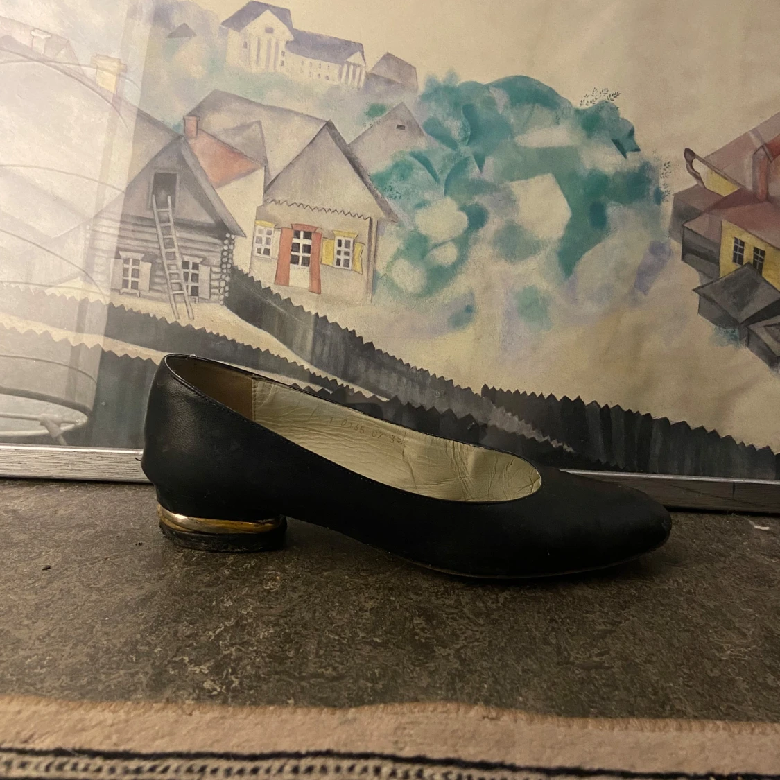 Svarta ballerinaskor med gulddetalj - 1