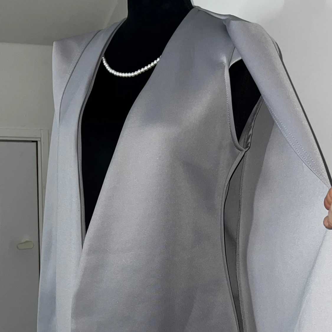 Grå kavaj med cape-design - 2