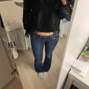 Levis Lågmidjade bootcut jeans - Snygga blå levis bootcut jeans med låg midja. Midjemått är 39cm, 76cm innebenslängd och 95cm lång