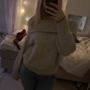 Beige offshoulder tröja - Säljer en mysig beige offshoulder tröja med långa ärmar. Perfekt för en avslappnad stil och passar bra till jeans. Tröjan har en lös passform som ger en bekväm känsla.