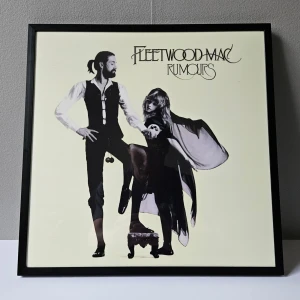 Fleetwood Mac - Albumaffisch, 31.5x31.5cm  - Fleetwood Mac - Rumours albumaffisch, 31.5x31.5cm   Helt ny - Passar bra i IKEAs tavelram Lomviken!  Skickas i papprulle - Ramen ingår inte!
