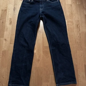 Mörkblå lågmidjade jeans från Zara - Snygga mörkblå jeans från Zara med klassisk design. De har en rak passform och är tillverkade i ett slitstarkt denimtyg. Perfekta för en stilren look.