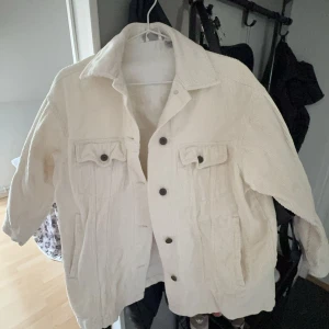 Vit manchesterjacka - Säljer en stilren vit/krämvit manchesterjacka med knappar framtill. Jackan har en klassisk krage och två bröstfickor med lock. 