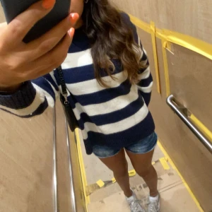 Stickad tröja randig blå och vit  - Från WOMAN, El Corte ingles. Köp i Spanien. Original pris 500kr