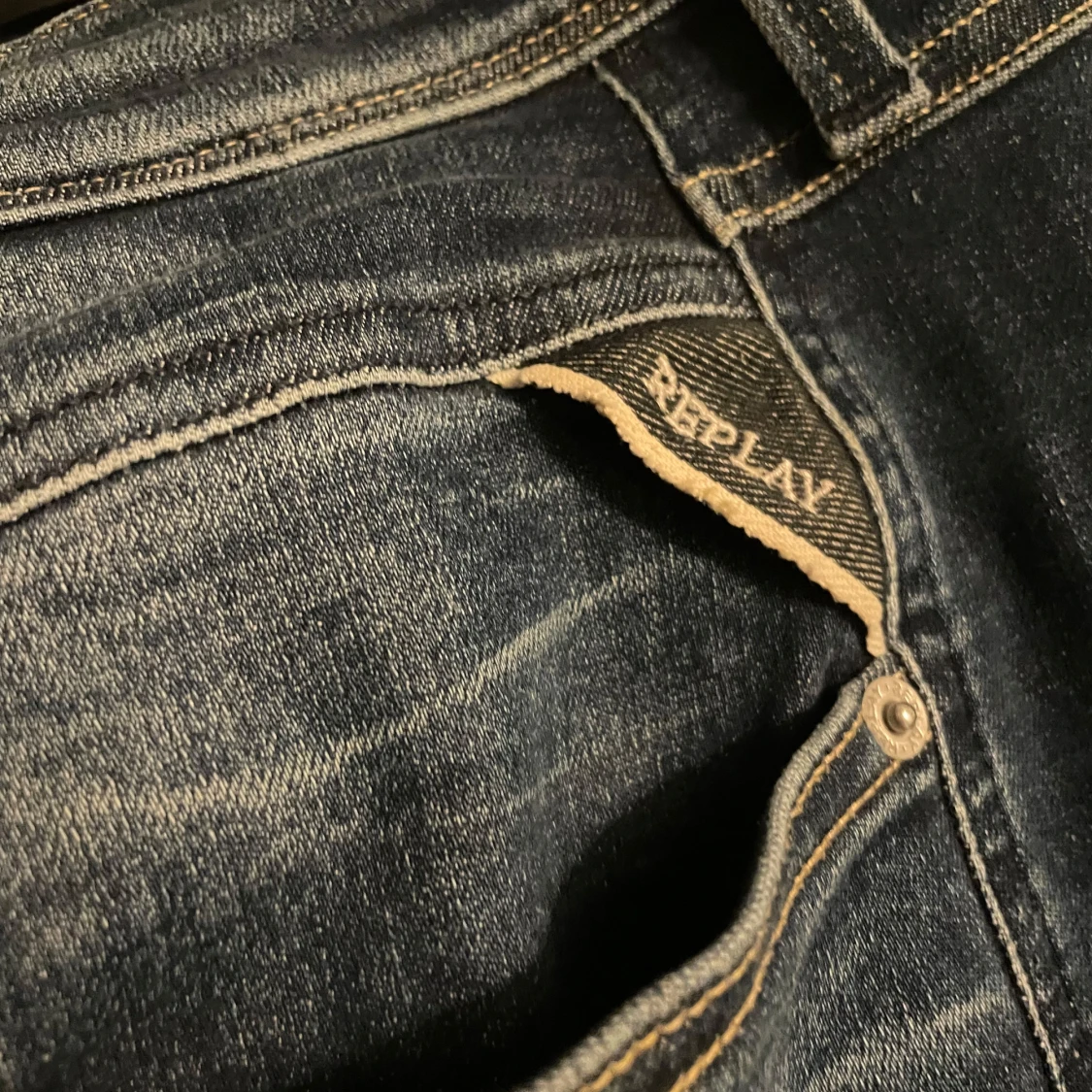 Mörkblå jeansbyxor med broderade detaljer - 4