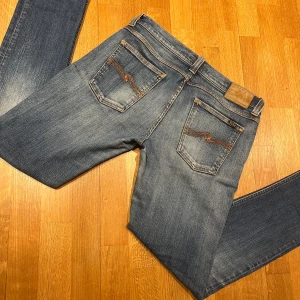 Blå jeans från Nudie Jeans - Snygga ljusblå jeans från Nudie Jeans. Jeansen är i modellen Tight Long John, W30 L32.