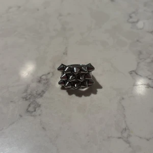Edblad ring - Säljer denna jättefina Edblad ring med nitar i silver. Storlek s. Anledning till att jag säljer: blev för liten. Köptes för 400 kr. Säljer för 200 kr