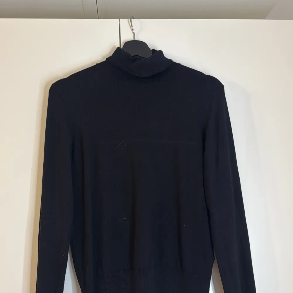 Snygg och stilren svart polotröja med långa ärmar. Perfekt för kyligare dagar och kan enkelt matchas med olika outfits. Ett måste i garderoben för en klassisk look. Köpt på H&M i höstas och använd få gånger . Neuletakit & Villapaidat.