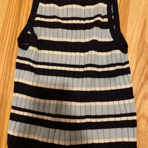 Randig ribbad linnetopp från H&M - Säljer ett ribbat linne från H&M i blått och svart. Strl 134/140. Fint skick! Kolla gärna in mina övriga annonser för samfrakt! 