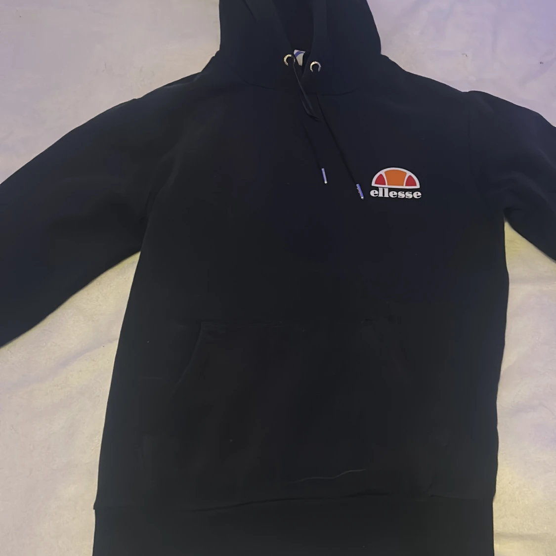 Svart hoodie från Ellesse