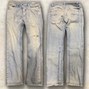 Vintage Bootcut diesel jeans - Snygga ljusblå vintage diesel jeans i modell darron. Lite slitningar här och där särskilt på fickorna och riktigt stort hål på vänstra knäet men fortfarande i bärbart skick. W32 L32. Pris går att diskutera! 