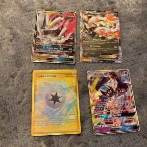 Pokémonkort med White Kyurem och Lunala GX - Säljer en samling Pokémonkort inklusive White Kyurem och Lunala GX. Korten har färgglada och detaljerade illustrationer med holografiska effekter. Perfekt för samlare eller Pokémon-entusiaster!