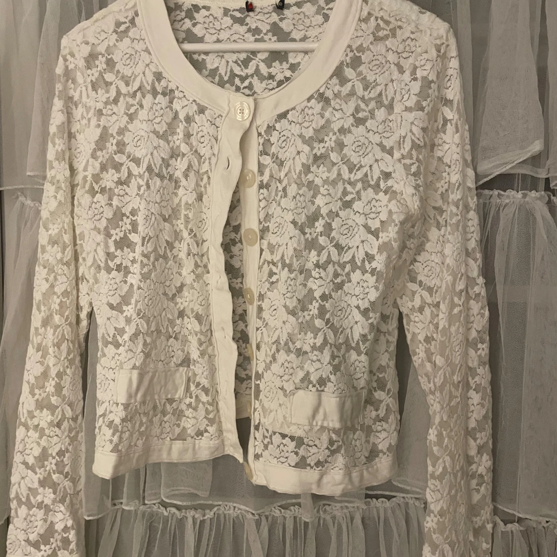 Vit spetskofta med knappar - 3