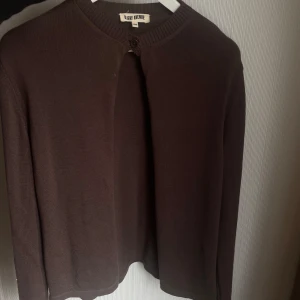 Brun kofta från Djerf Avenue - Superfin brun kofta från Djerf Avenue i storlek XXS. Koftan har långa ärmar och knäppning framtill med en enkel knapp. Använd fåtal gånger och den var inga skador🤗