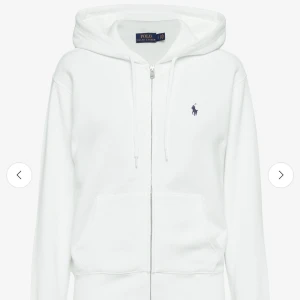 Vit hoodie från Ralph Lauren - Säljer en vit hoodie från Ralph Lauren med dragkedja och klassisk logga på bröstet. Original pris runt 1000kr, priset kan alltid diskuteras.