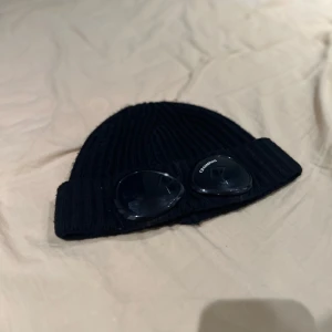 CP Company mössa - Dags o bli av med min cp.co mössa för jag vill ha pengar köpte den förra hösten för 1300 från careofcarl.se 