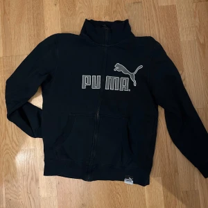 Puma kofta - Hoodie från märket ”Puma”. Hoodien är i fint skick, storlek S 
