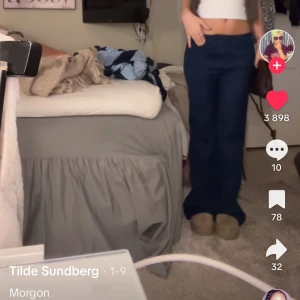 Slutsålda baggy-bootcut jeans😍 - Snygga mörkblå jeansbyxor med en klassisk design. Byxorna har en rak passform och är perfekta för en avslappnad stil. De har fickor både fram och bak, vilket ger en praktisk touch. ENDAST TESTADE - NYPRIS-399kr