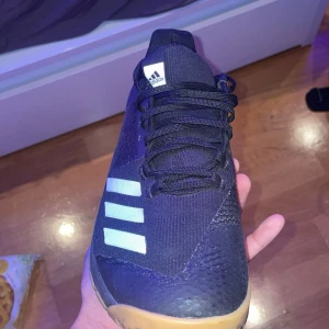Adidas inomhus skor  - Hej, säljer mina inomhus skor som fungerar bra för alla olika inomhus sporter. Skick 10/10 säljer dem pågrund att dem har blivit för små. Skriv gärna frågor