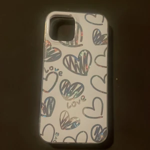 Mobilskal med hjärtmönster - Snyggt mobilskal med holografiska hjärtan och texten 'love' på en vit bakgrund. Skalet har en genomskinlig kant och är designat för att passa en fyrkantig kameramodul. Perfekt för att ge din telefon en personlig touch.
