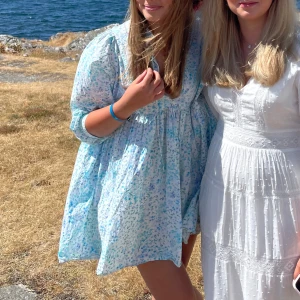 Supersöt klänning från Zara - Jättefin klänning från Zara med ett blå blommigt mönster och en knytdetalj upptill. Passar perfekt till midsommar! 💓