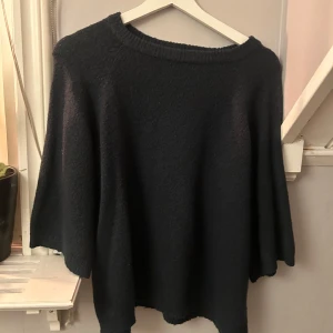 Mörkblå stickad tröja - Säljer en mysig mörkblå stickad tröja med rund hals. Perfekt för kyliga dagar och ger en avslappnad look. Från LAGER157