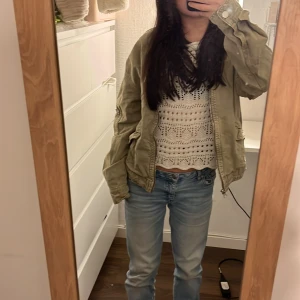 Grön bomberjacka från Denim Co. - Säljer en grön bomberjacka från Denim Co. i storlek XXS. Jackan har långa ärmar och praktiska fickor med knappar. Perfekt för en avslappnad stil och lätt att matcha med olika outfits. Nästan helt ny💕