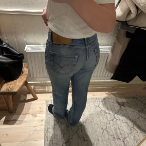 Blå jeans med slitningar - Snygga blå jeans med slitningar på låret. De har en klassisk femficksdesign och en bekväm passform. Perfekta för en avslappnad stil. 501 passar mig som har 36 i vanliga fall.