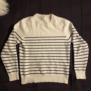 Uniqlo tröja - Säljer min uniqlo tröja eftersom jag har köpt fel storlek. Har använts ungefär 3-5 gånger. Ser ny ut. Storleken är S. Nypris: 500 kr.