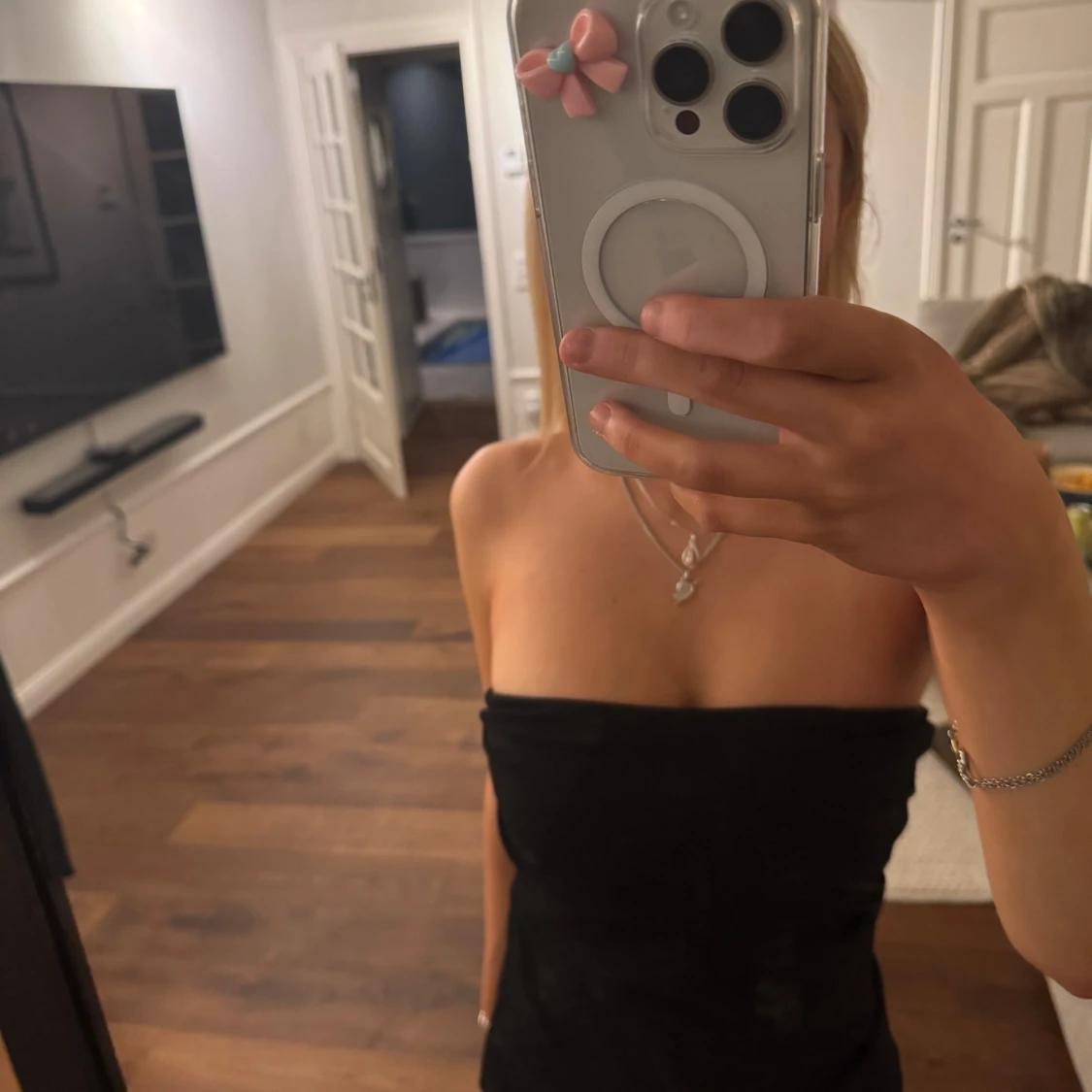 Svart axelbandslös topp