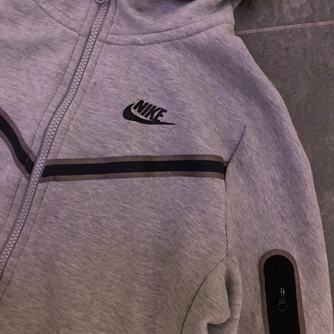 Grå huvtröja från Nike - 1