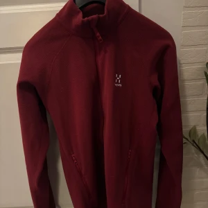 Röd fleecejacka från Haglöfs - Använd 3-4 gånger mycket bra skick