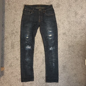 Nudie jeans grim Tim  - Tjena! Helt nya selvage-nudies med extremt coola slutningar. Storlek 30/34, men sitter mera som 30/32 vilket gör att jag inte passade i dem. Otroligt fint skick, säljs ej i butik längre. Enligt mig finns det inte ett par fetare jeans! Hör av er för mera frågor /// Knut 