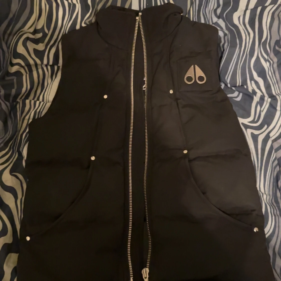 Svart dunväst från Moose Knuckles