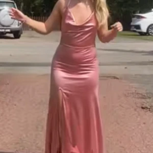 Balklänning - En super fin klänning i satin, rosa champagne i färgen, du kan knyta själv där bak och en liten dragkedja vid ” scrunsen ” vid rumpan. Använd en gång, super fin! Skriv vid frågor och pris kan diskuteras💕 säljer på ett annat ställe me så skriv innan köp🤗