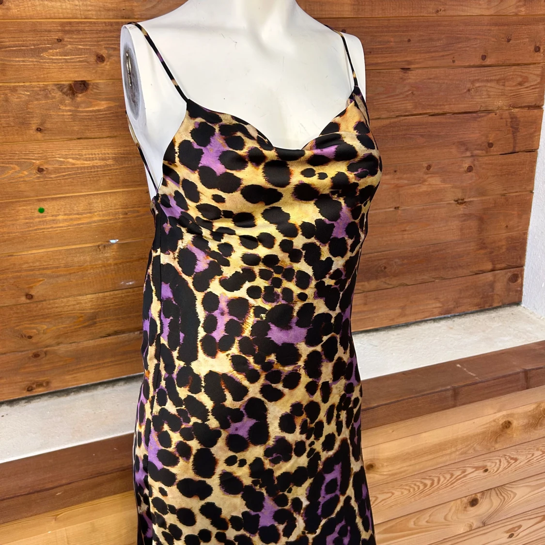 Leopardmönstrad klänning med tunna axelband - 2