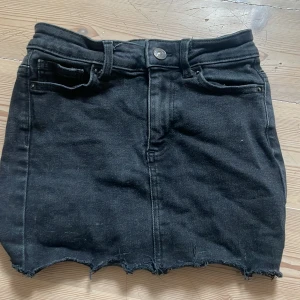 Svart jeanskjol  - Snygg svart jeanskjol som jag klippt själv, därav priset💓Storlek xs/xs men stretchig💗