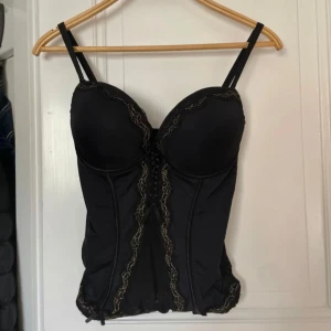 Svart korsett - Snygg svart korsett med guldiga detaljer och push up! Passar till fest, halloween, inspark osv❤️ står ingen storlek men passar mig med C-kupa! Skulle gissa 75C