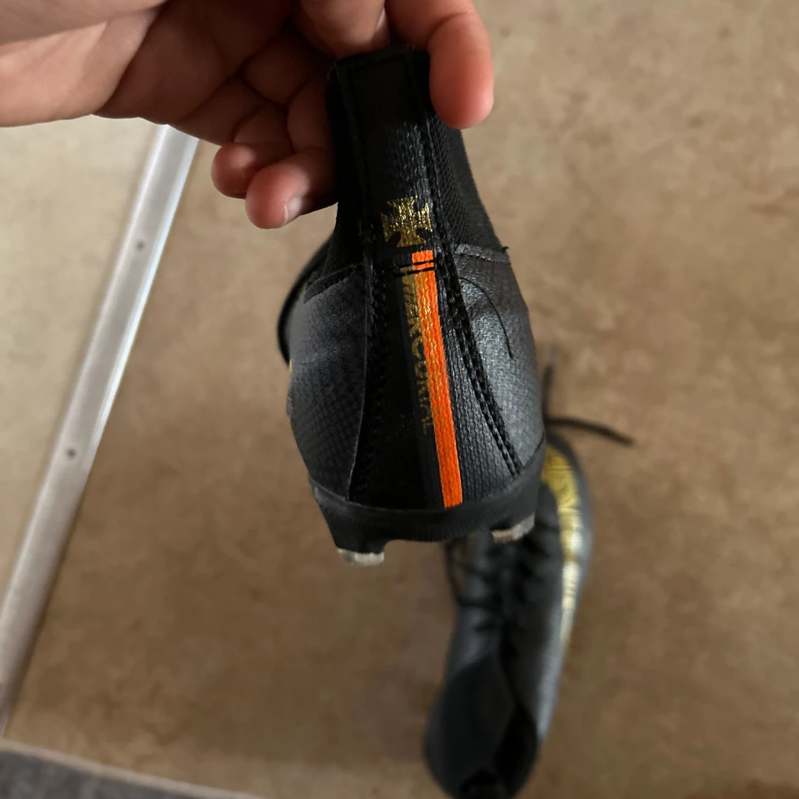 Svarta fotbollsskor med gulddetaljer - 2