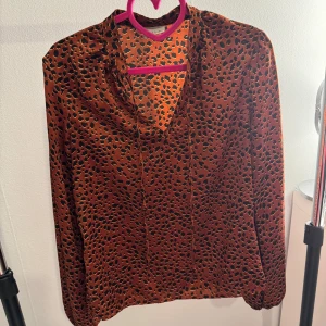 Elegant blus från Vila - Säljer denna jätte fina blus som passar både till vardags men även till finare tillfällen!