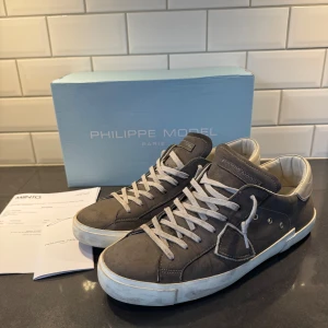 Philippe model - Philippe model, Skick: 7/10, Färg: grå, Storlek: 45, Retail pris: 4000kr, Vårt pris 1999kr, Allt og ingår