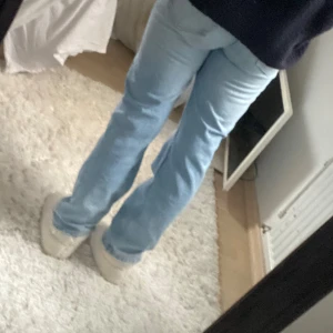 Ljusblå Zara jeans - Jättefina straight Zara jeans i blå🩷 Sparsamt använda💕 Priset går att diskuteras💗