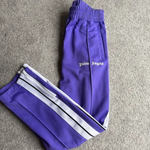 Palm Angels track pants - Säljer dessa goa palm angels byxor, bra skick. 
