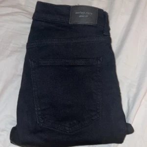  low bootcut jeans Gina Tricot  - Säljer dessa svarta low waist bootcut jeans från Gina Tricot för jag köpte tyvärr fel storlek! Dom är i storlek 40. Har bara tagit av prislappen. Ny pris är 499kr
